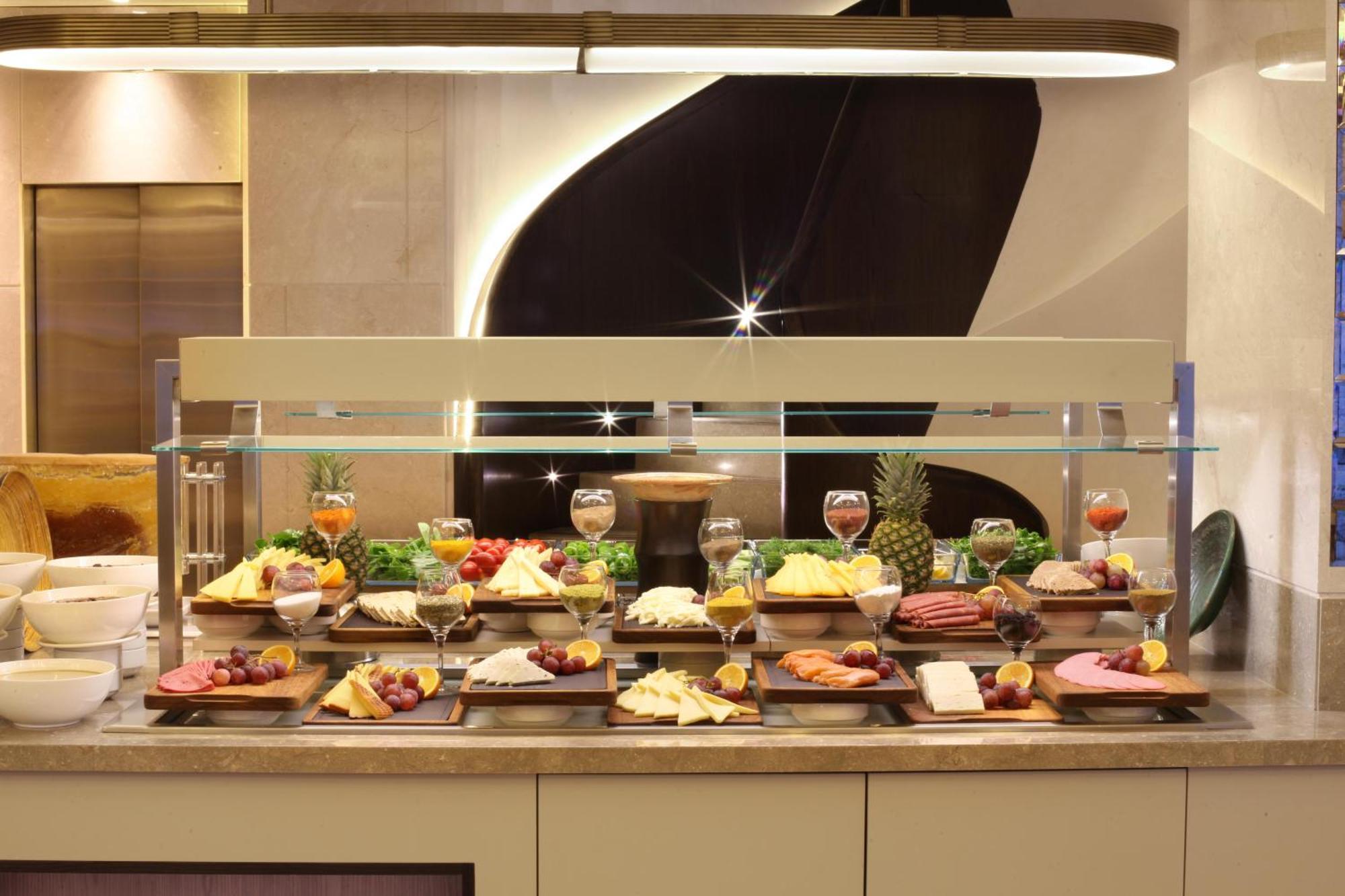 Bentley Hotel Bosphorus - Special Class Isztambul Kültér fotó A cheese display