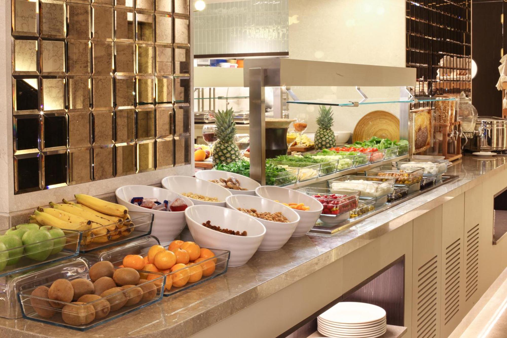 Bentley Hotel Bosphorus - Special Class Isztambul Kültér fotó A buffet at a hotel