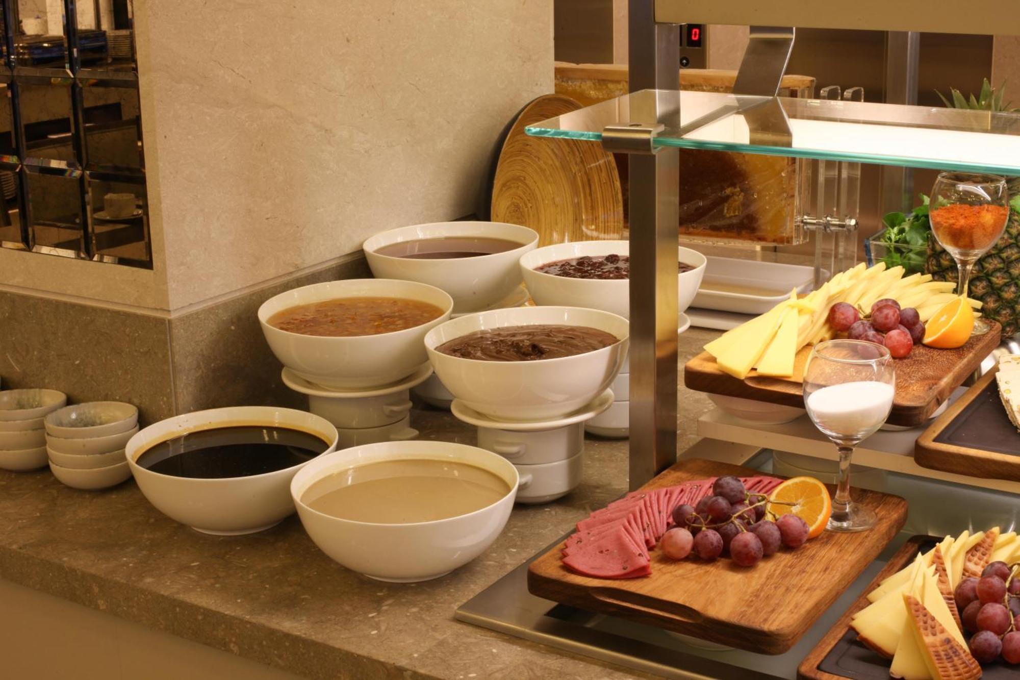 Bentley Hotel Bosphorus - Special Class Isztambul Kültér fotó A selection of various jams and honey
