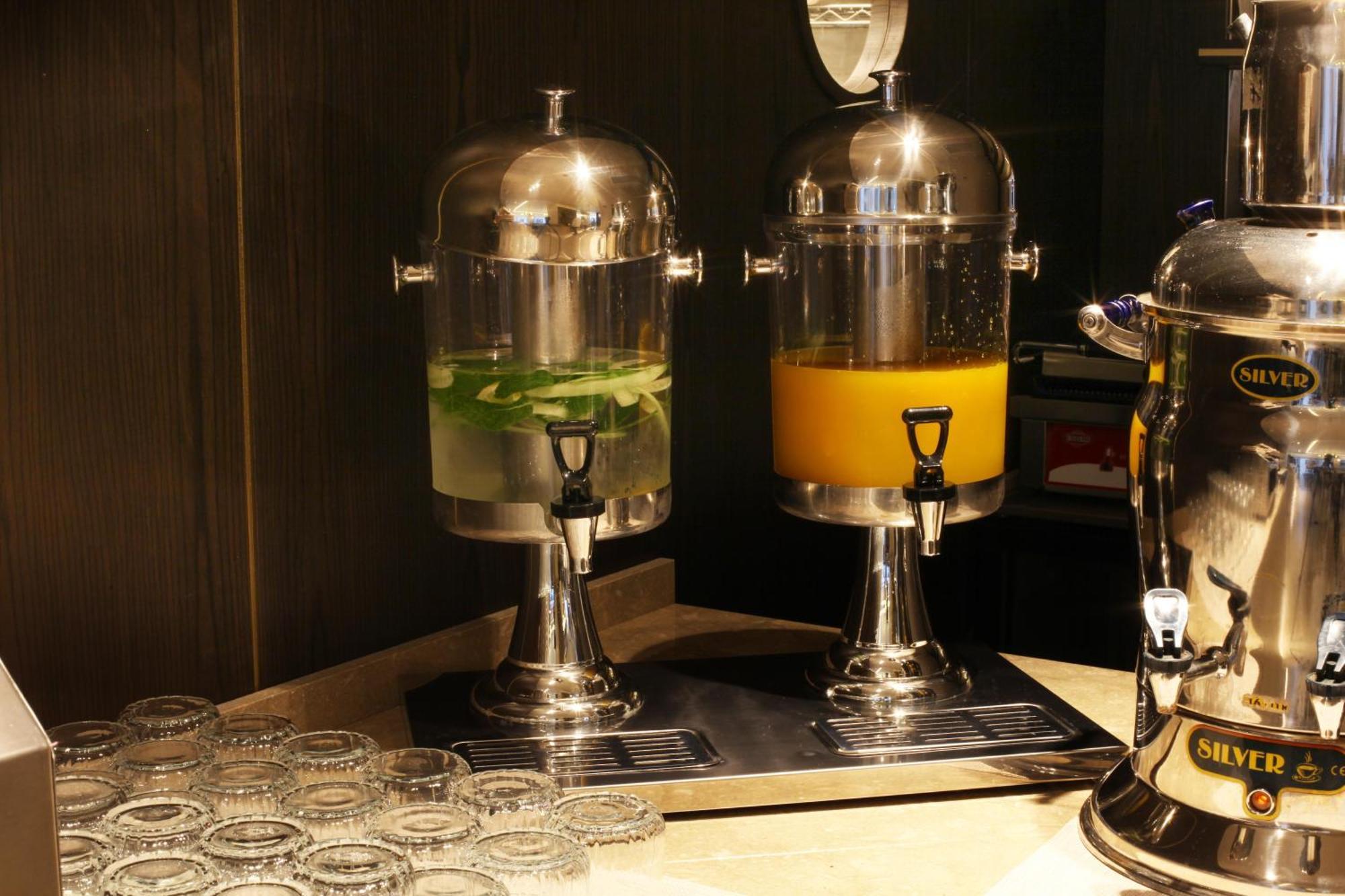 Bentley Hotel Bosphorus - Special Class Isztambul Kültér fotó A juice dispenser