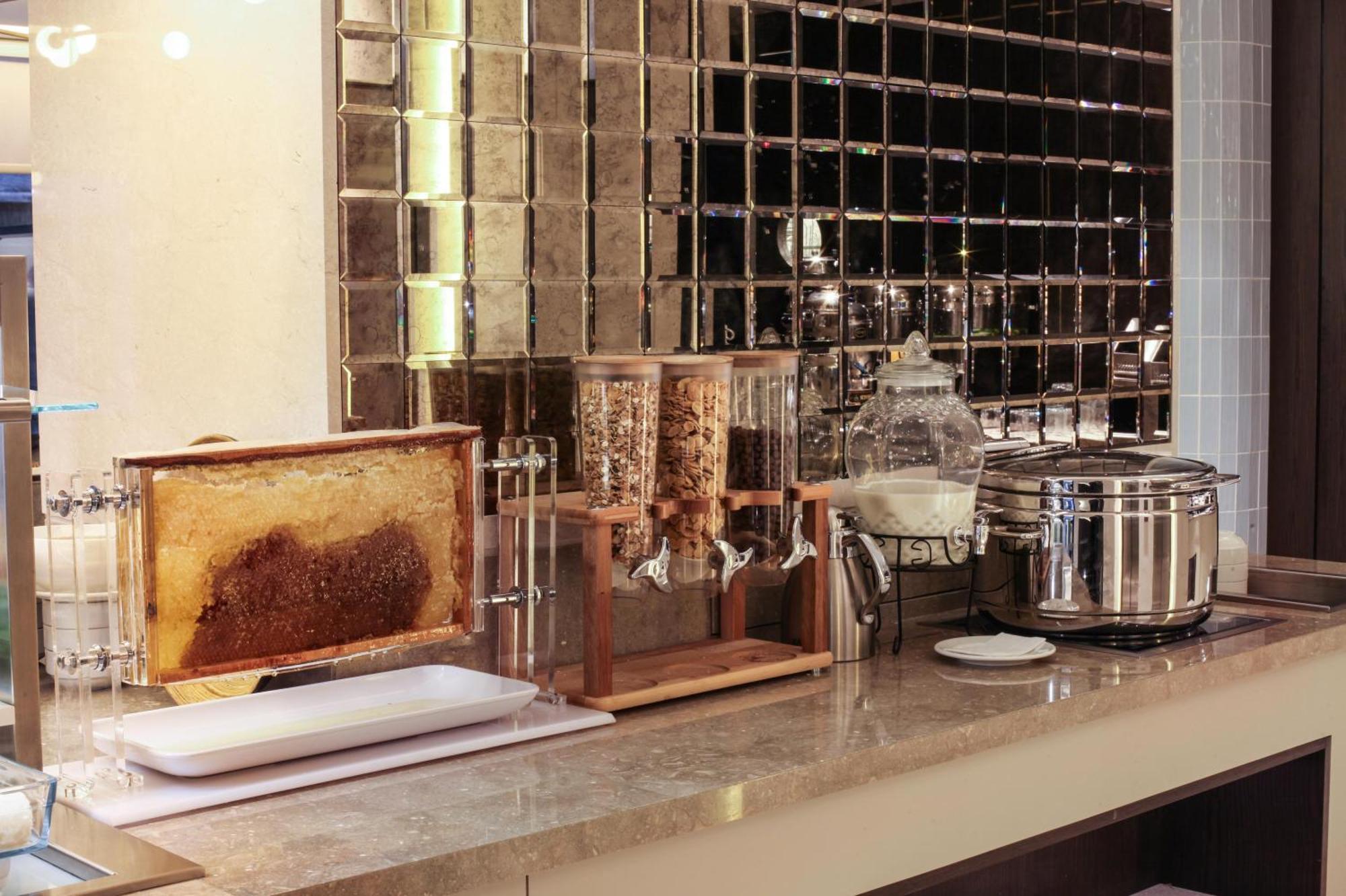 Bentley Hotel Bosphorus - Special Class Isztambul Kültér fotó A coffee station at a hotel