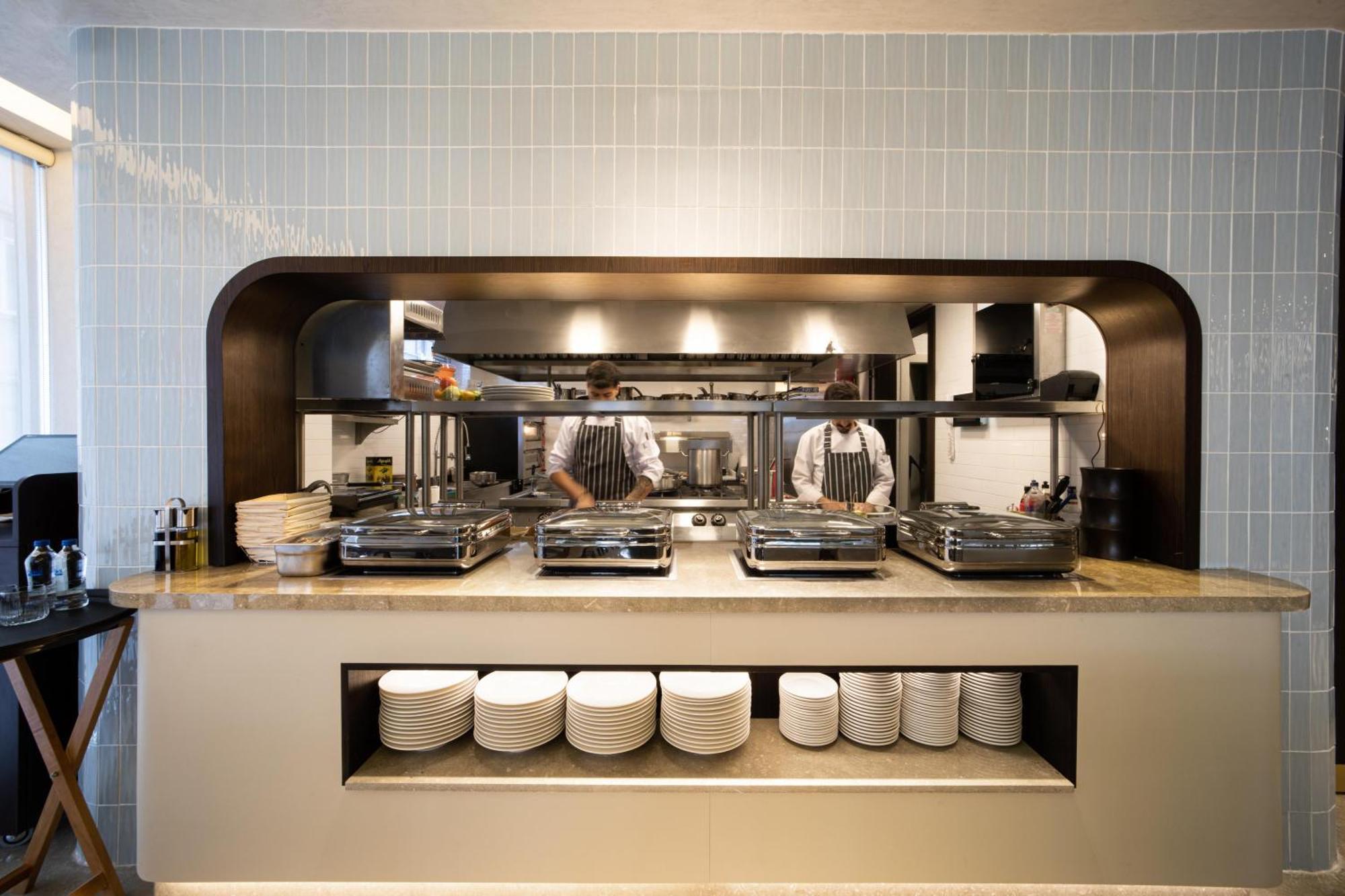 Bentley Hotel Bosphorus - Special Class Isztambul Kültér fotó Open kitchen at the restaurant