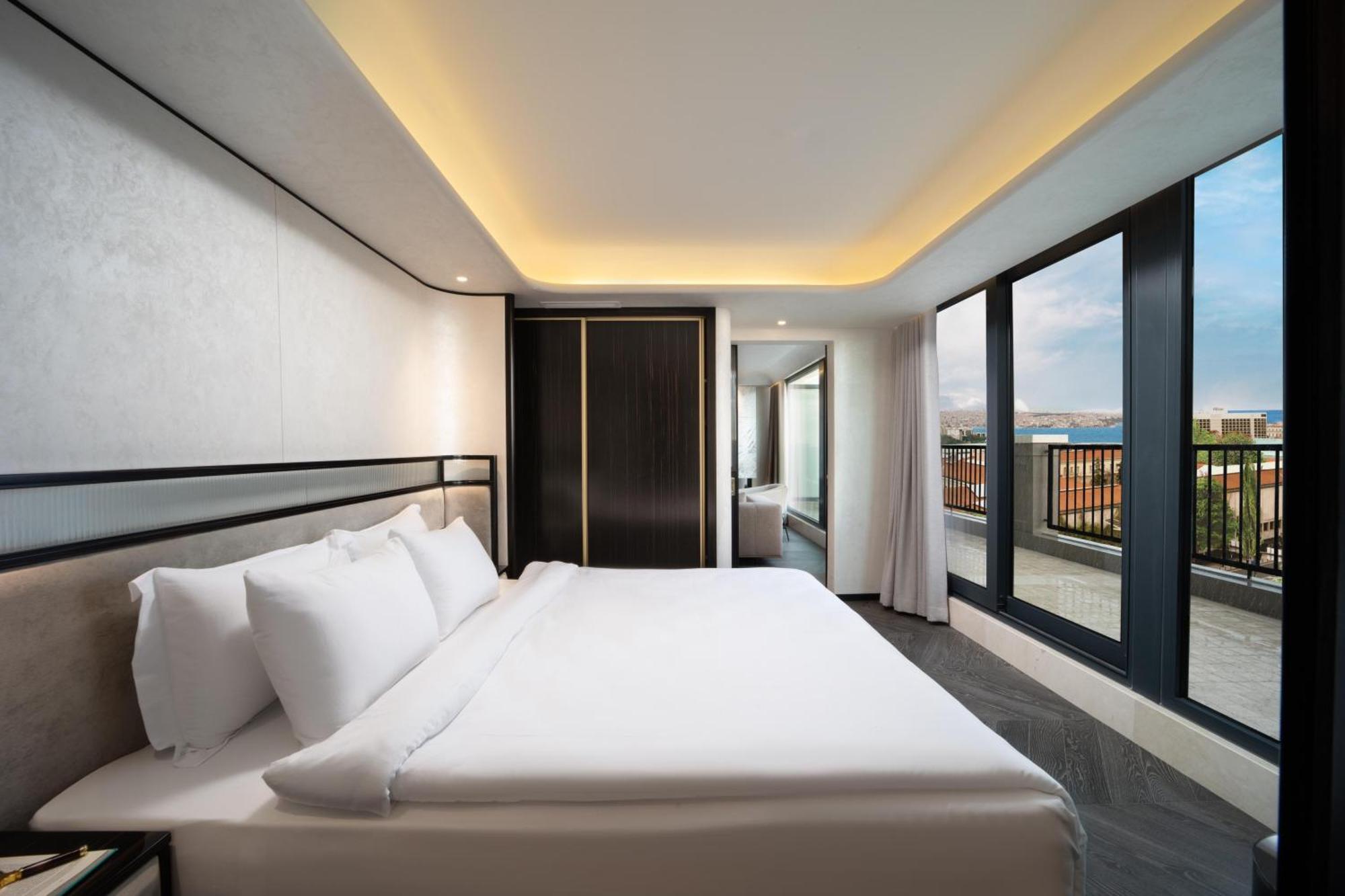 Bentley Hotel Bosphorus - Special Class Isztambul Kültér fotó A bedroom at the hotel