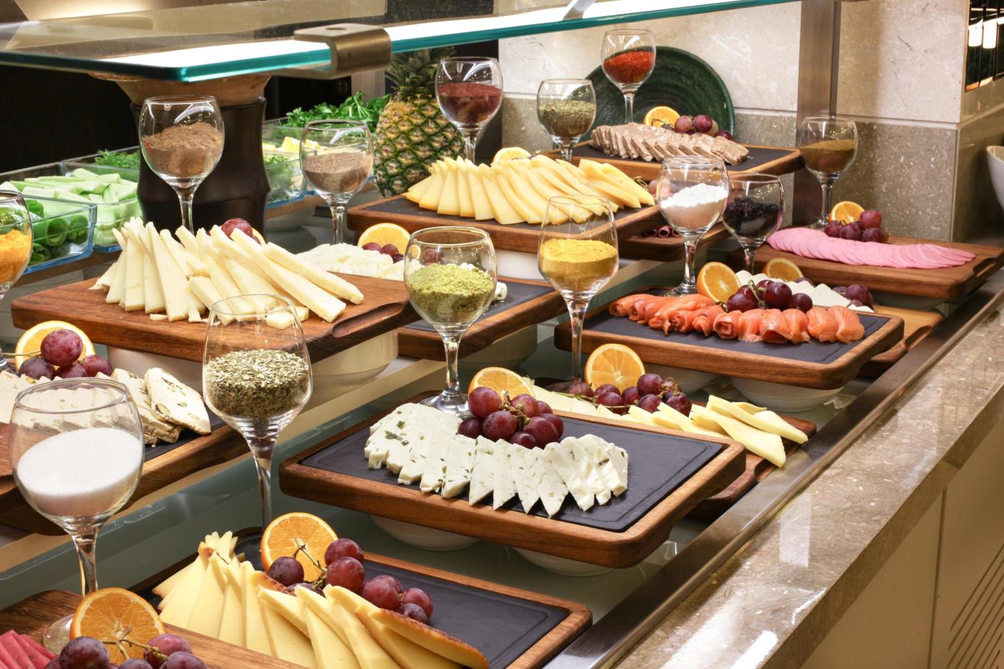 Bentley Hotel Bosphorus - Special Class Isztambul Kültér fotó A cheese platter
