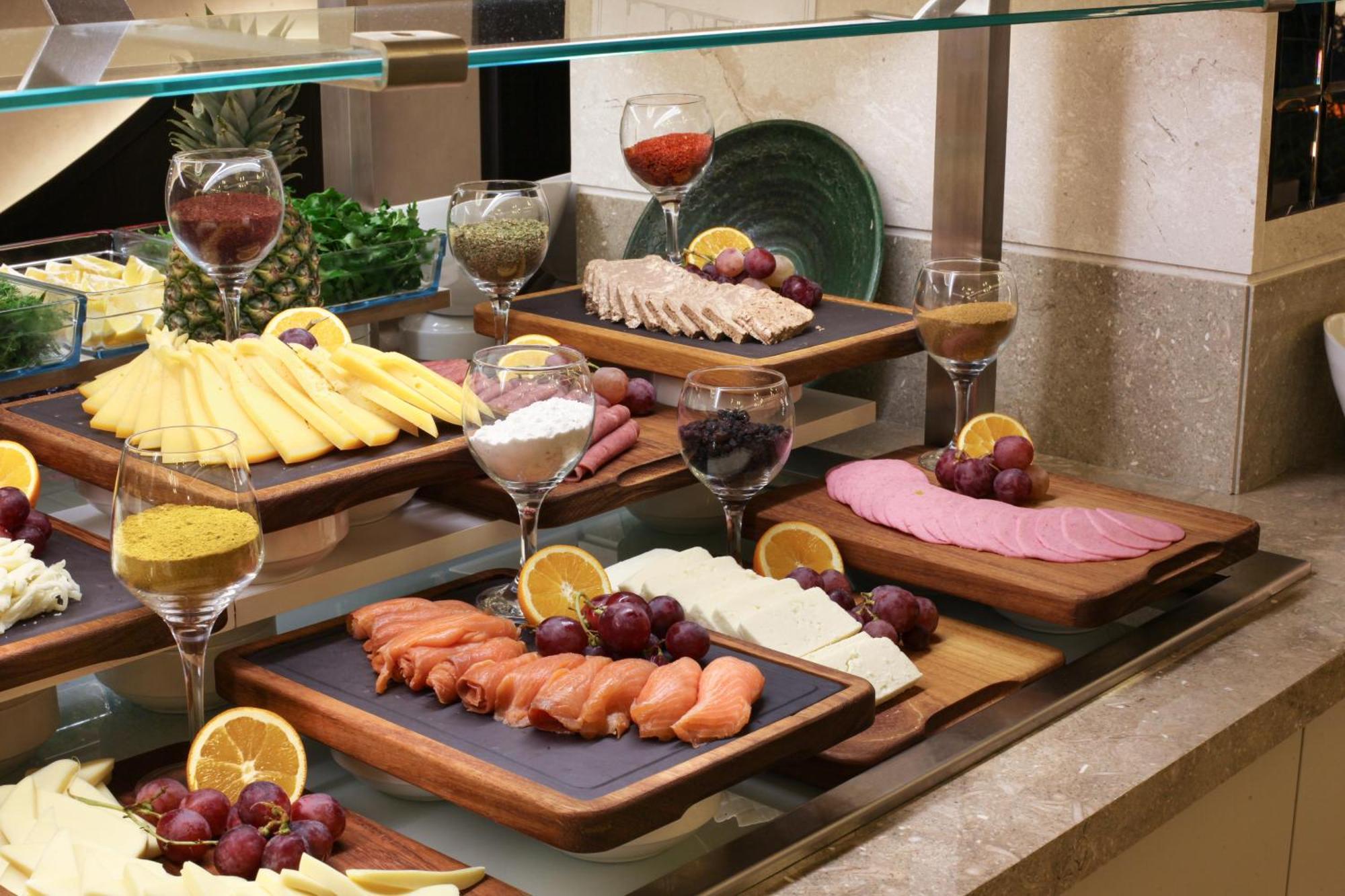Bentley Hotel Bosphorus - Special Class Isztambul Kültér fotó A cheese platter