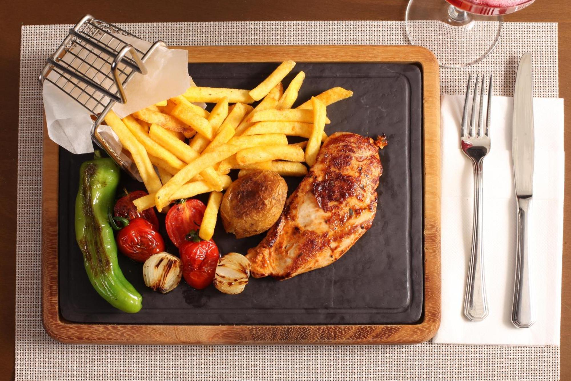 Bentley Hotel Bosphorus - Special Class Isztambul Kültér fotó A steak with chips and vegetables