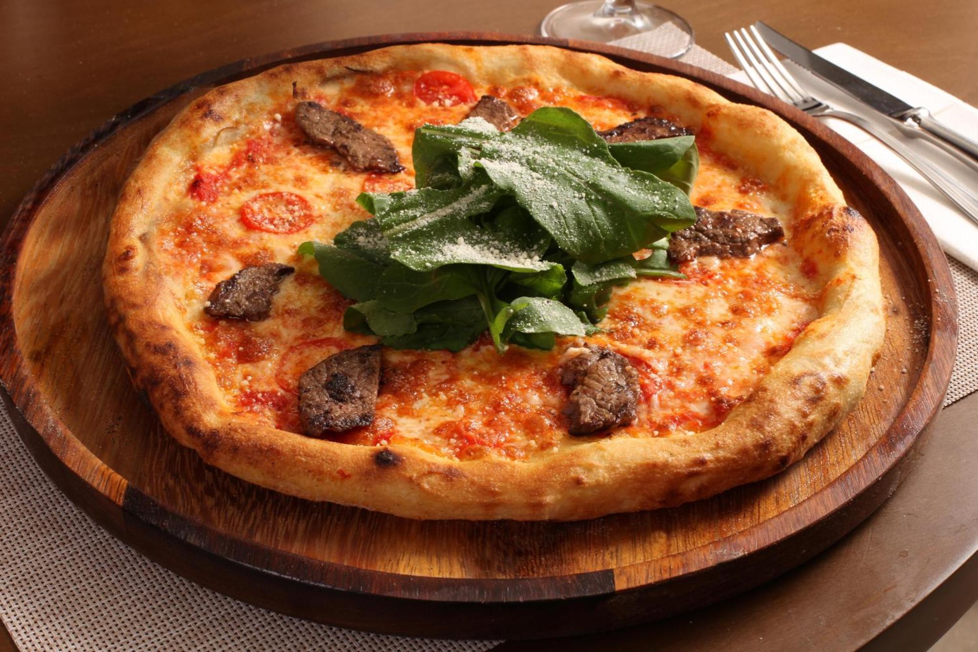 Bentley Hotel Bosphorus - Special Class Isztambul Kültér fotó A pizza with lamb sausage and rocket