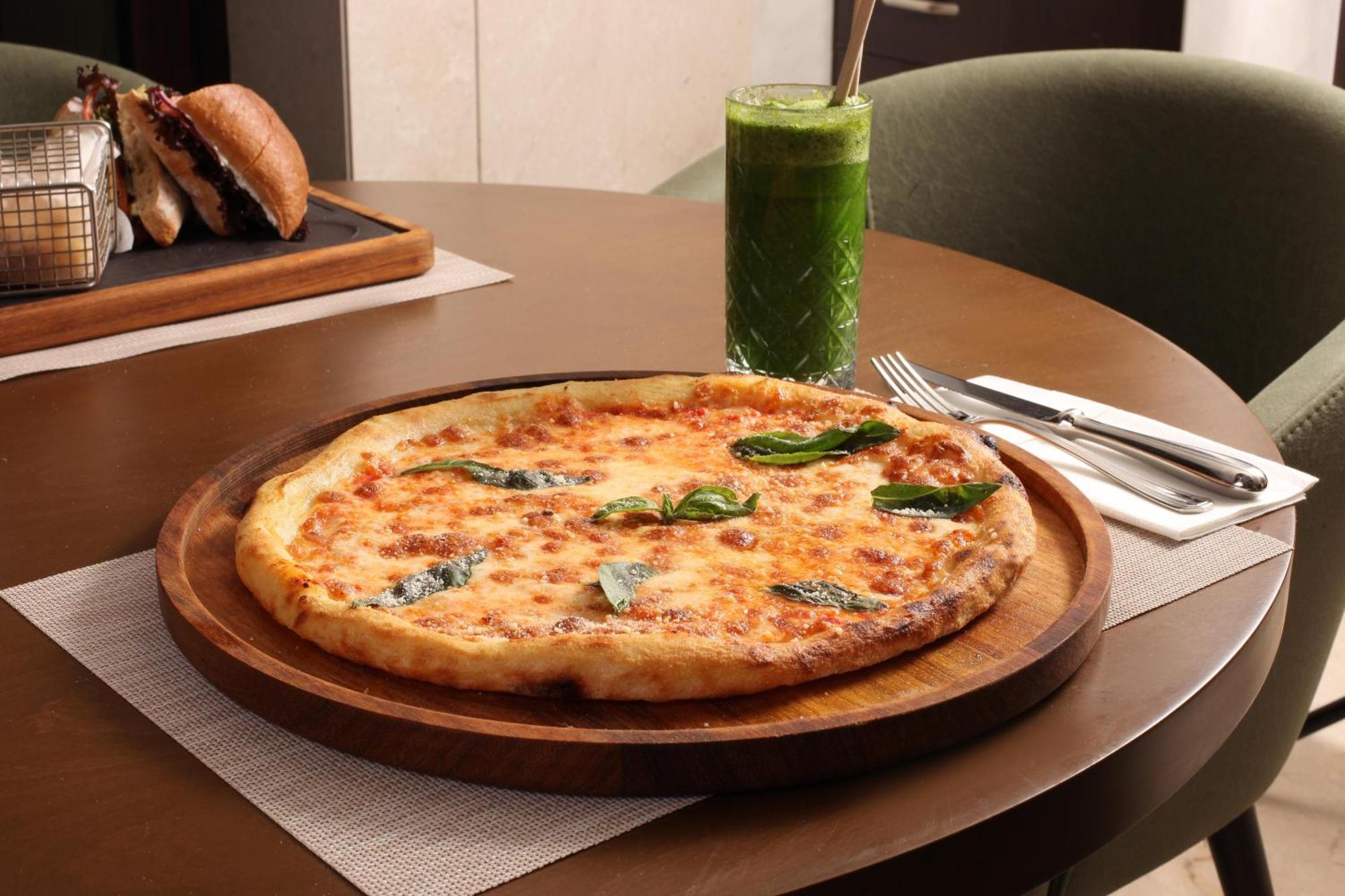 Bentley Hotel Bosphorus - Special Class Isztambul Kültér fotó A pizza with spinach