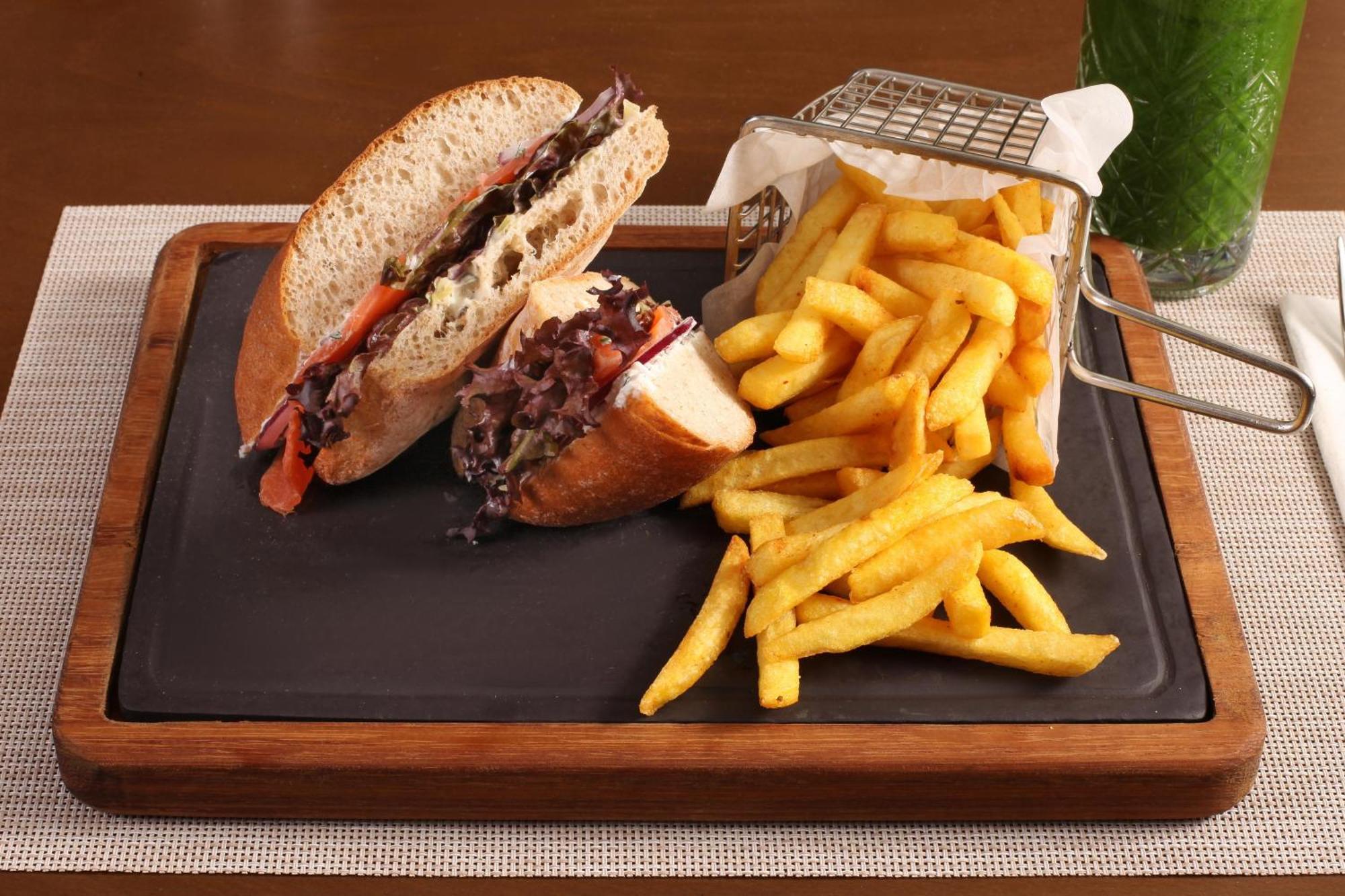 Bentley Hotel Bosphorus - Special Class Isztambul Kültér fotó A club sandwich with chips