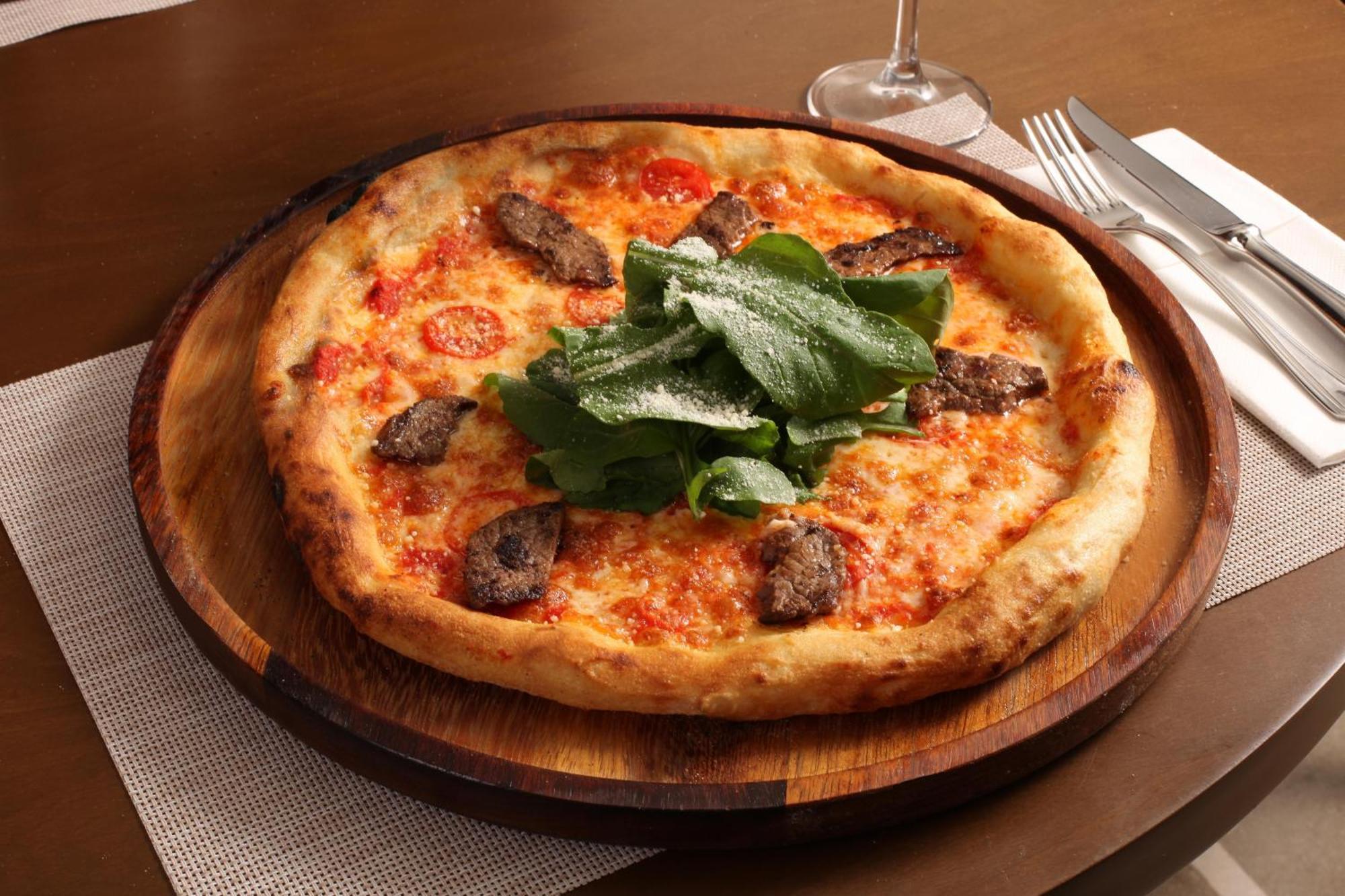 Bentley Hotel Bosphorus - Special Class Isztambul Kültér fotó A pizza with sausage and arugula