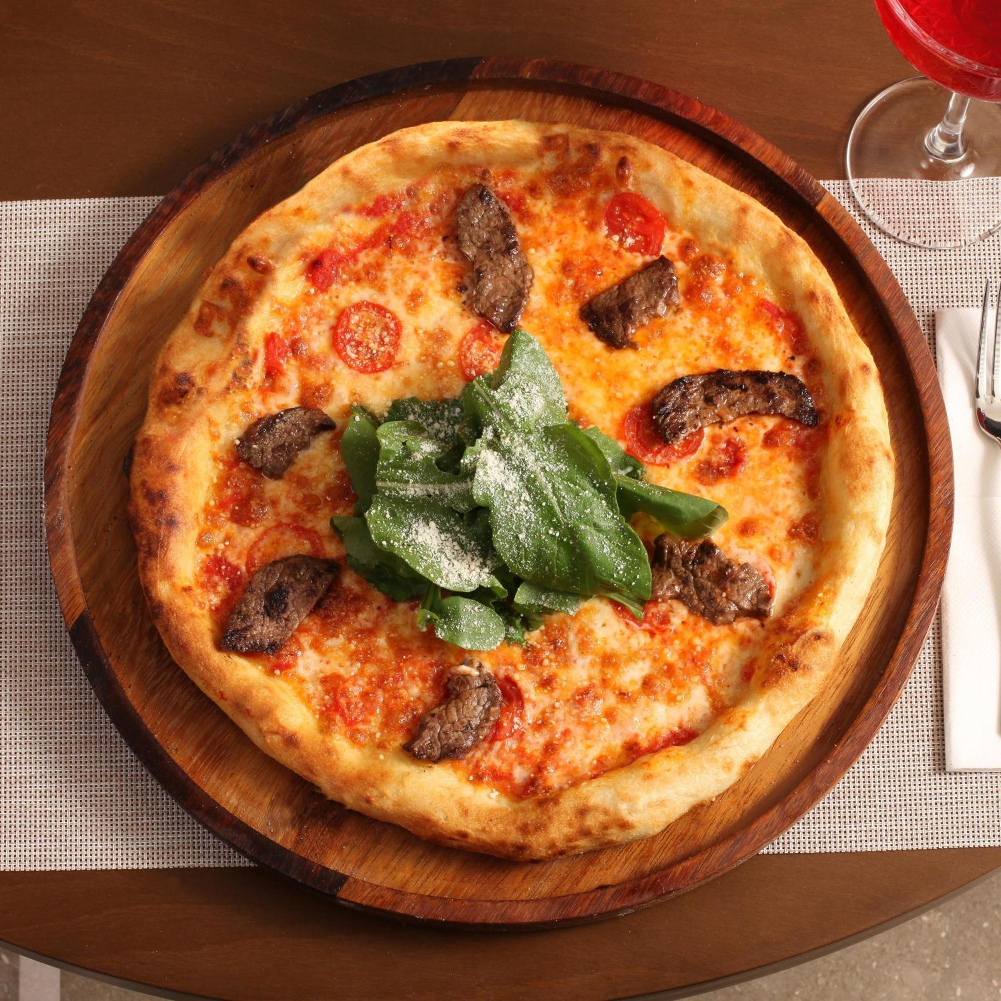 Bentley Hotel Bosphorus - Special Class Isztambul Kültér fotó A pizza with spinach