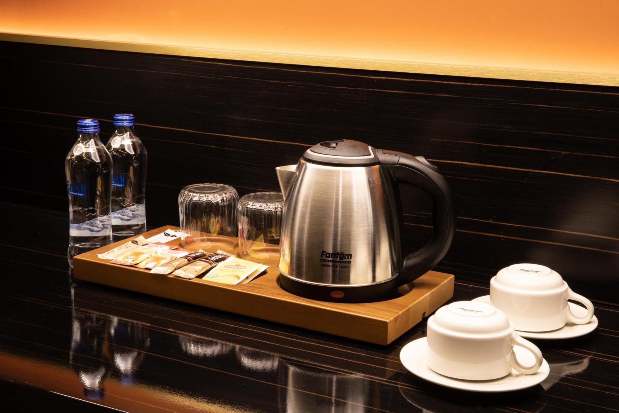 Bentley Hotel Bosphorus - Special Class Isztambul Kültér fotó A kettle in a hotel room